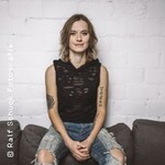Yasi Hofer